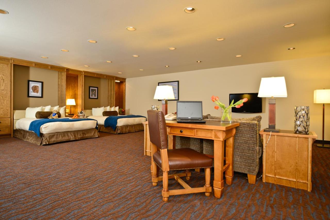 Courtyard Two Queen Murphy Beds with Kitchen at The Rockwell Inn