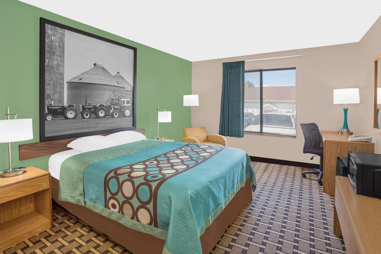 Queen Room - Non-Smoking at Super 8 by Wyndham Beaver Dam