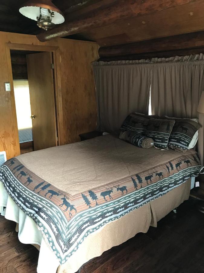 | Gwin's Lodge & Roadhouse