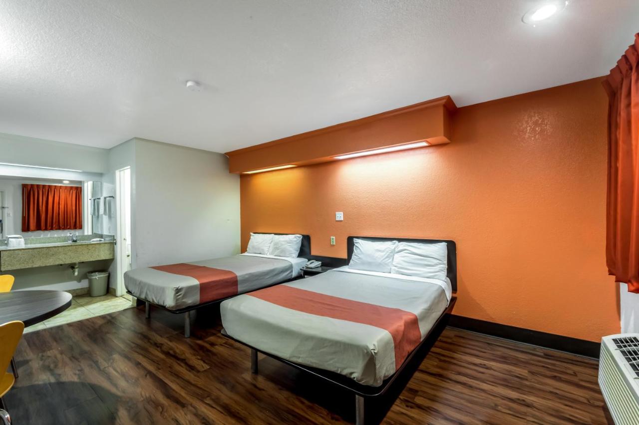 | Motel 6-San Antonio, TX - Splashtown