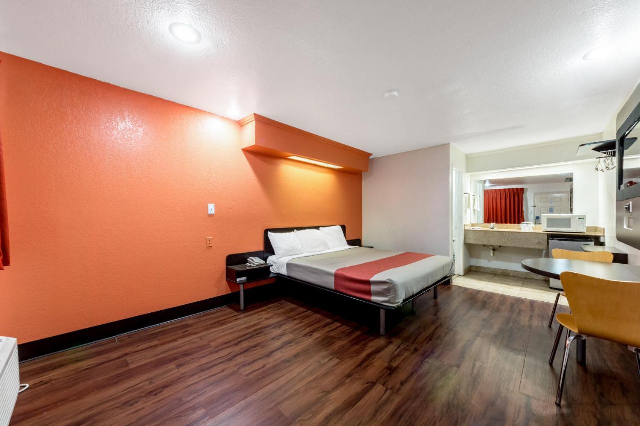 | Motel 6-San Antonio, TX - Splashtown