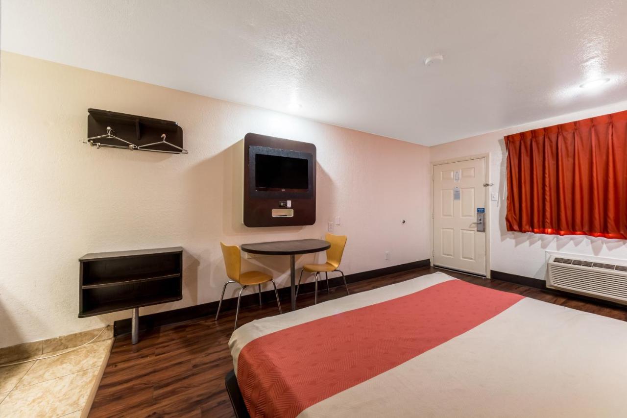| Motel 6-San Antonio, TX - Splashtown