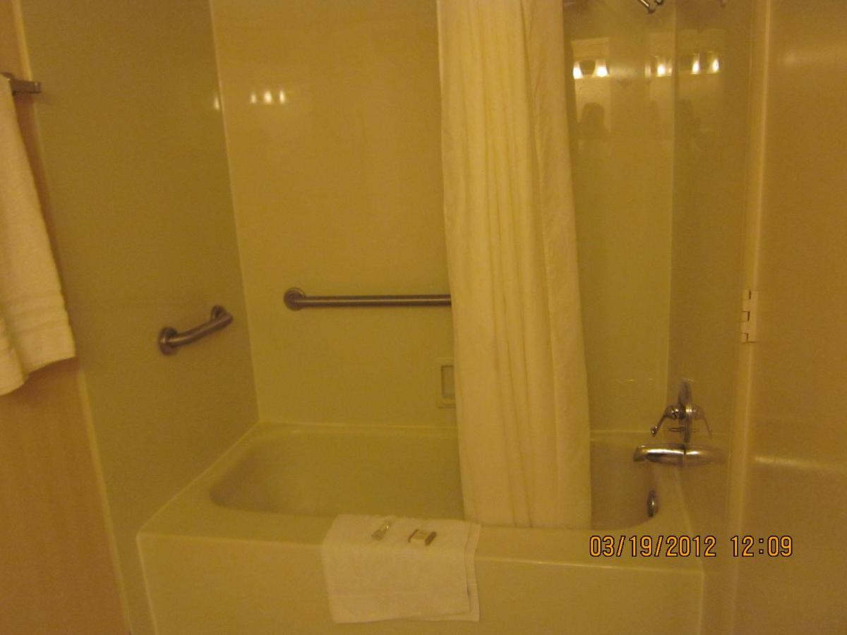 | Howard Johnson by Wyndham Benton Harbor