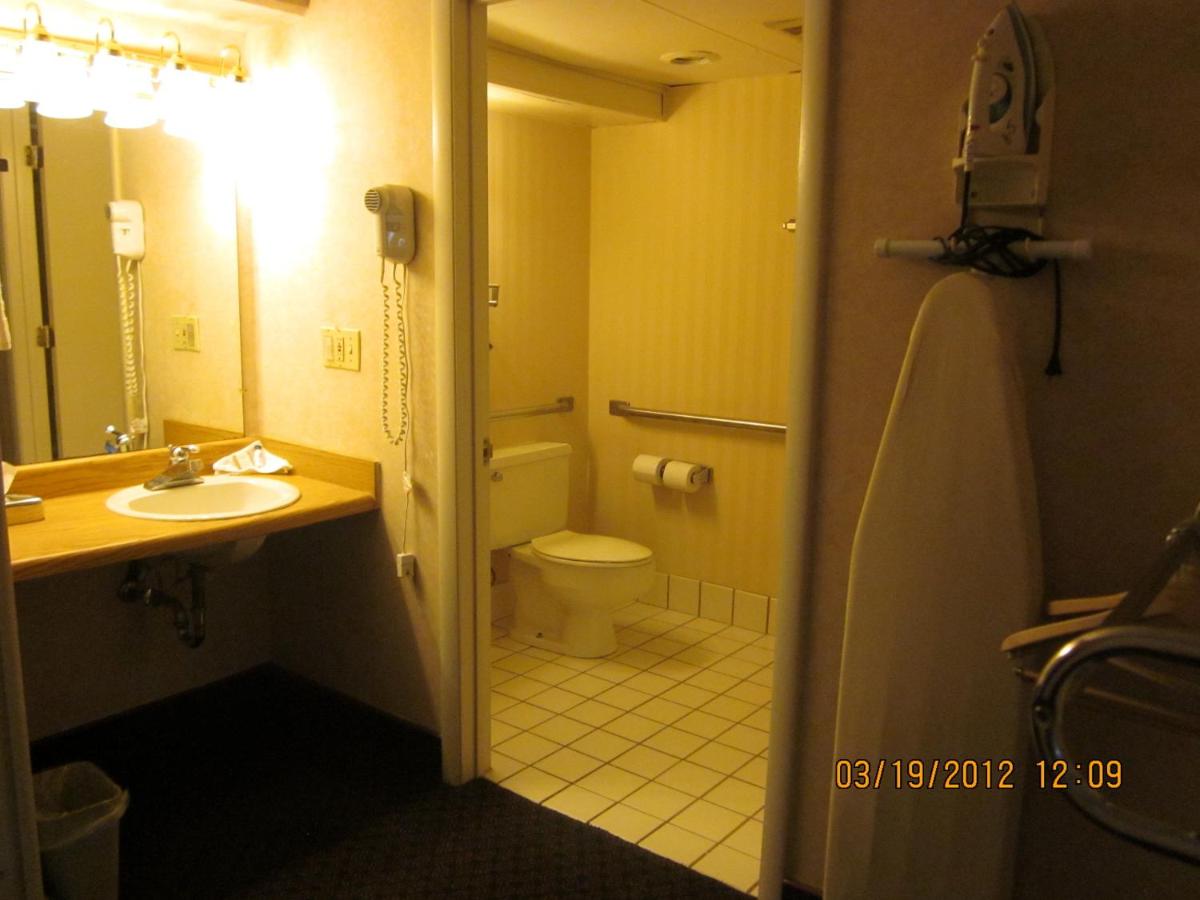 | Howard Johnson by Wyndham Benton Harbor