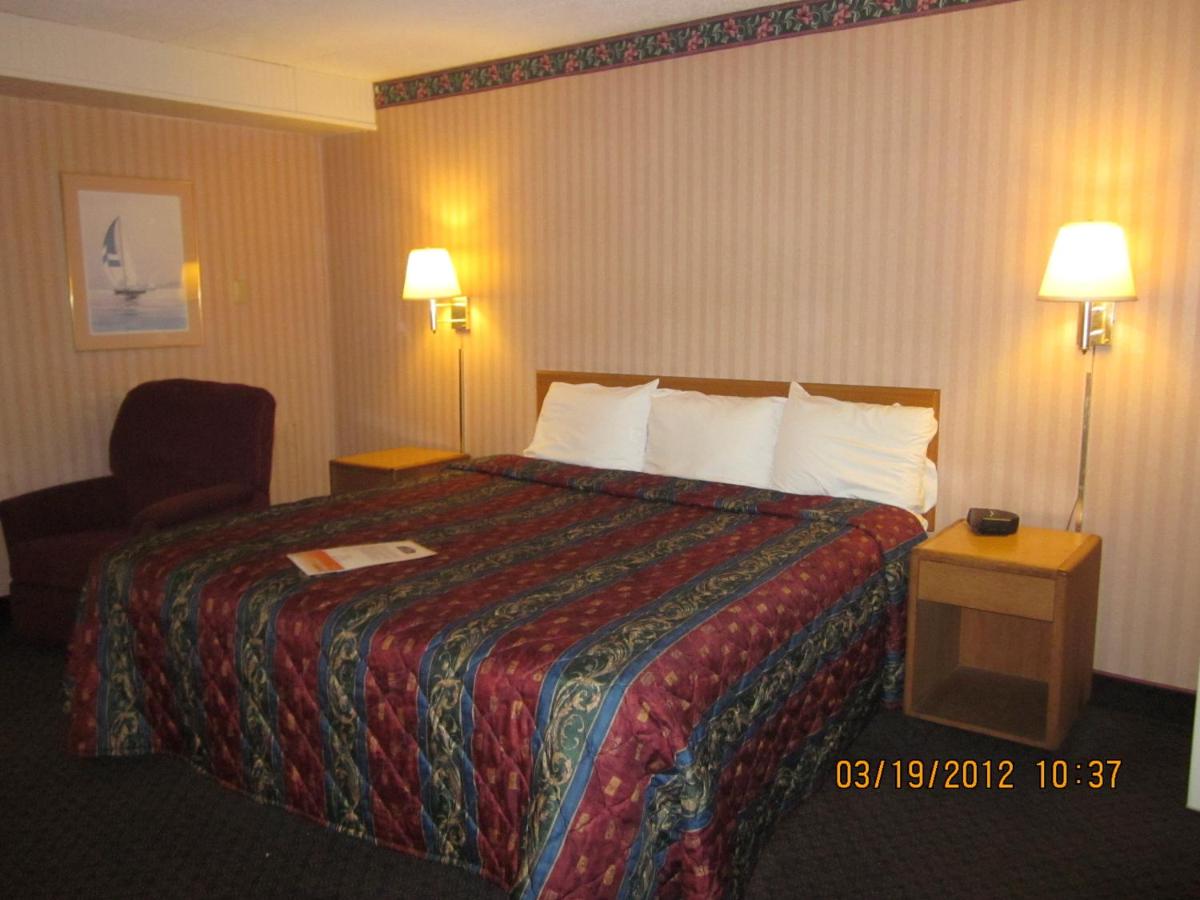 | Howard Johnson by Wyndham Benton Harbor