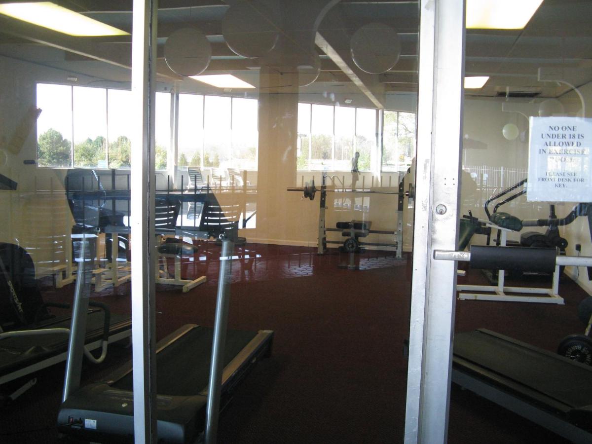 | Howard Johnson by Wyndham Benton Harbor