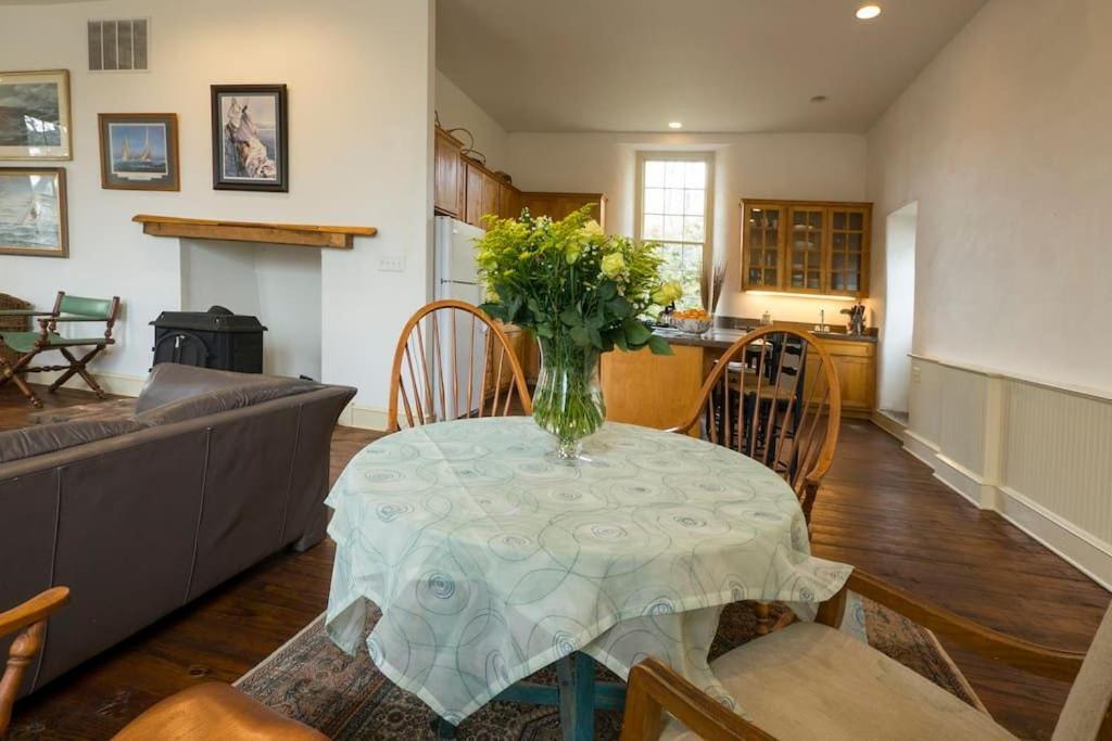 | The Buck School Inn