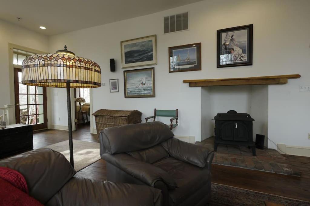 | The Buck School Inn