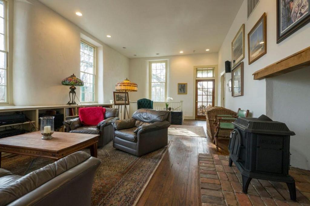 | The Buck School Inn