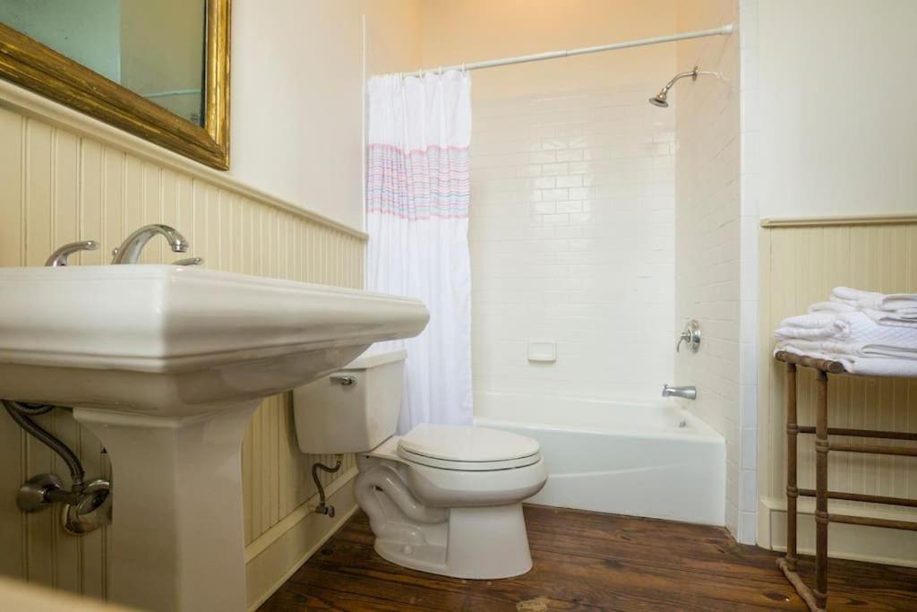 | The Buck School Inn