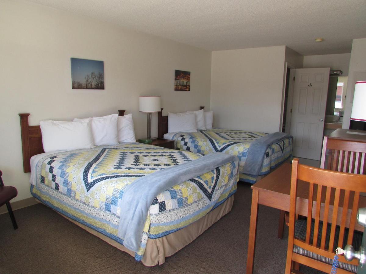 | Douglas Inn & Suites, Blue Ridge, GA