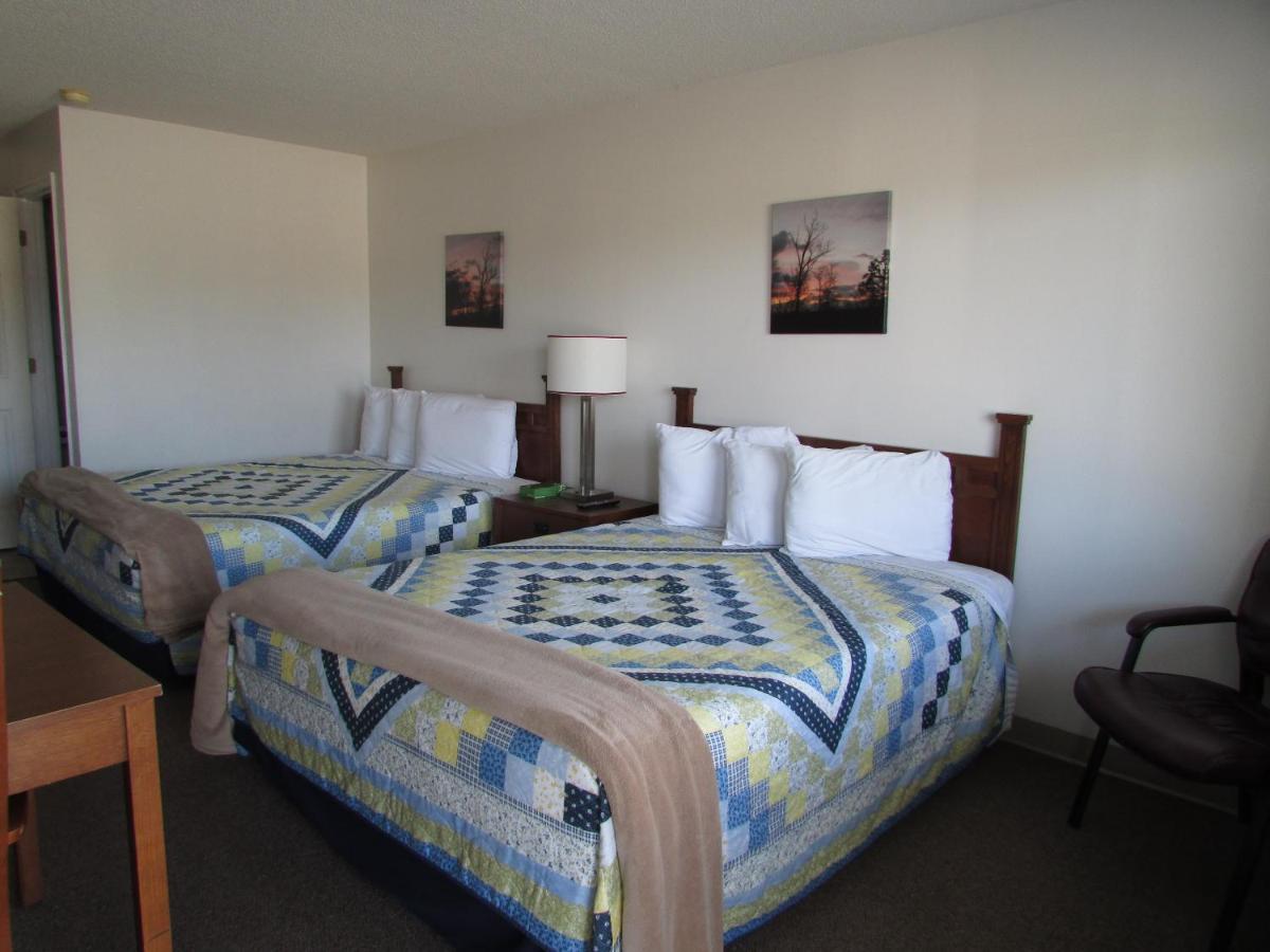 | Douglas Inn & Suites, Blue Ridge, GA