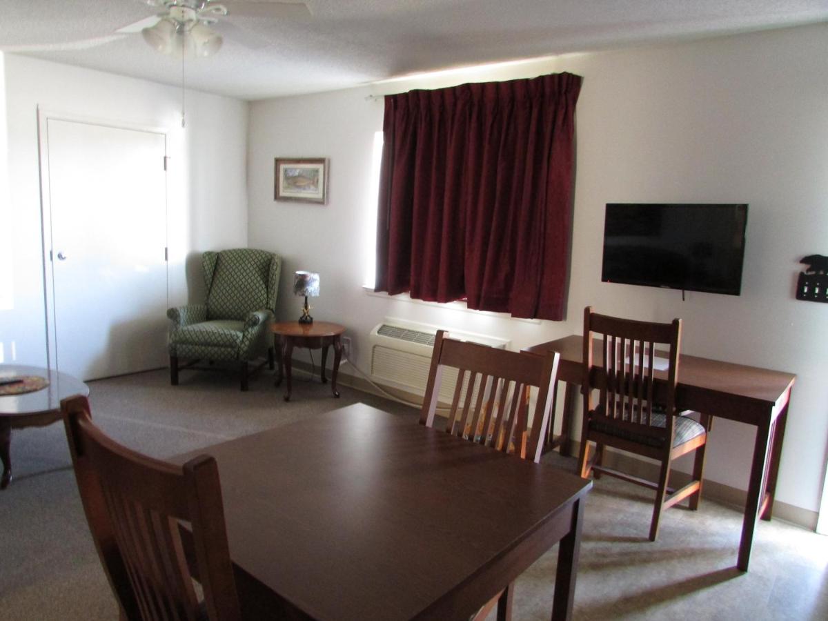 | Douglas Inn & Suites, Blue Ridge, GA