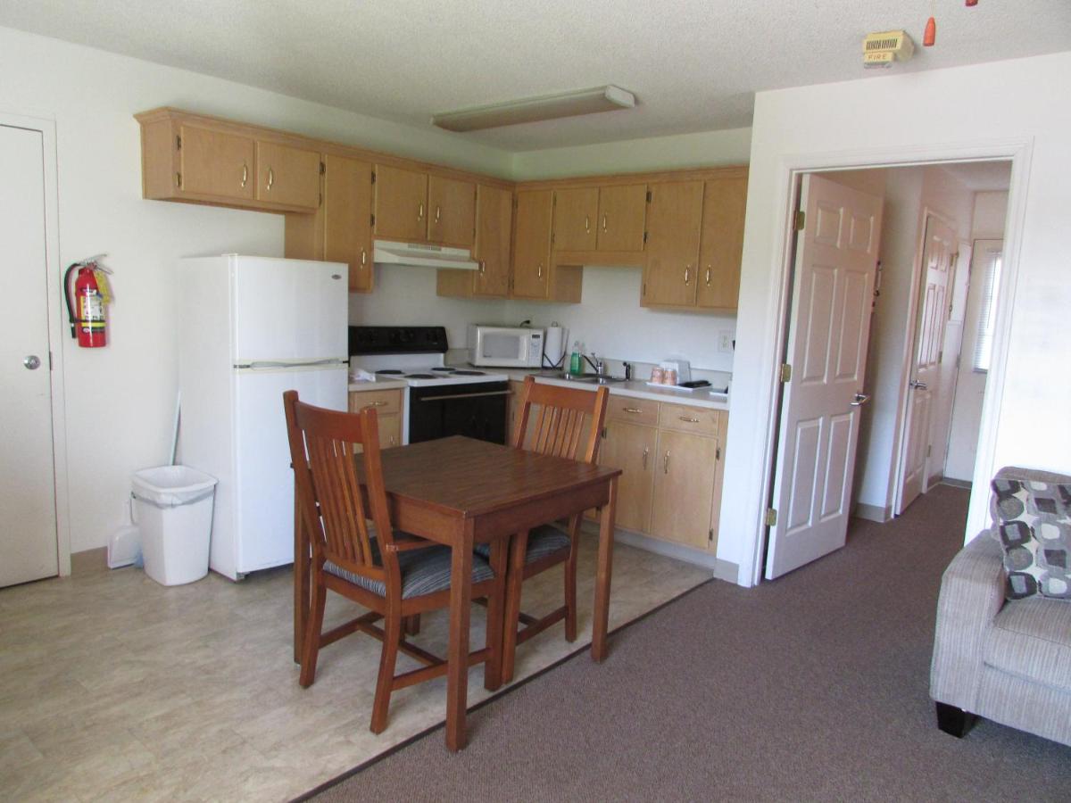 | Douglas Inn & Suites, Blue Ridge, GA