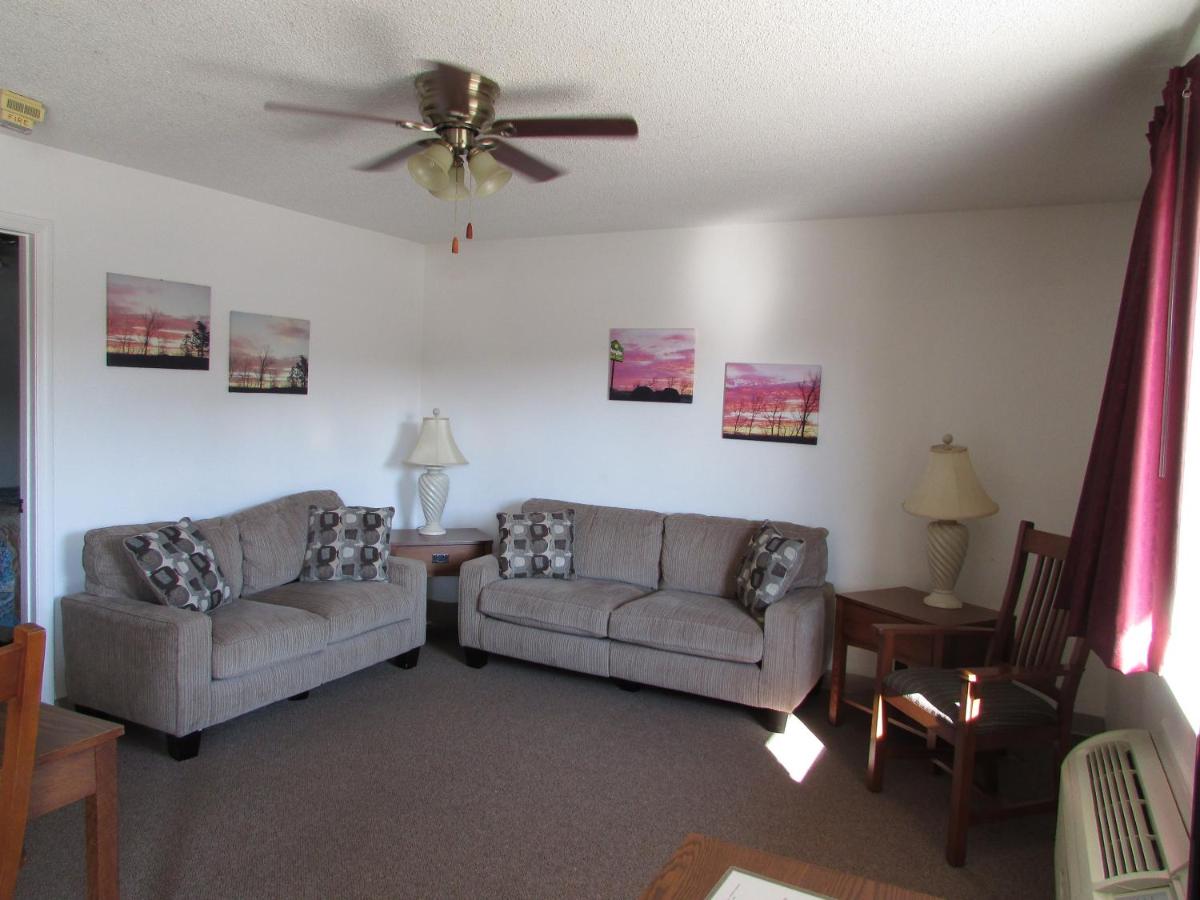 | Douglas Inn & Suites, Blue Ridge, GA