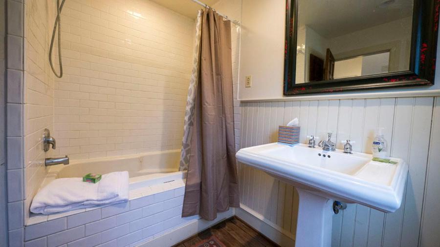 | The Buck School Inn
