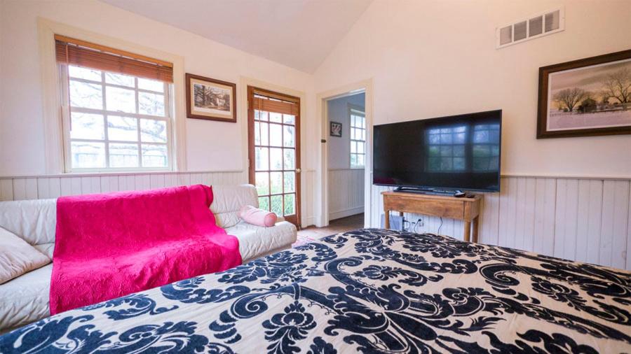 | The Buck School Inn