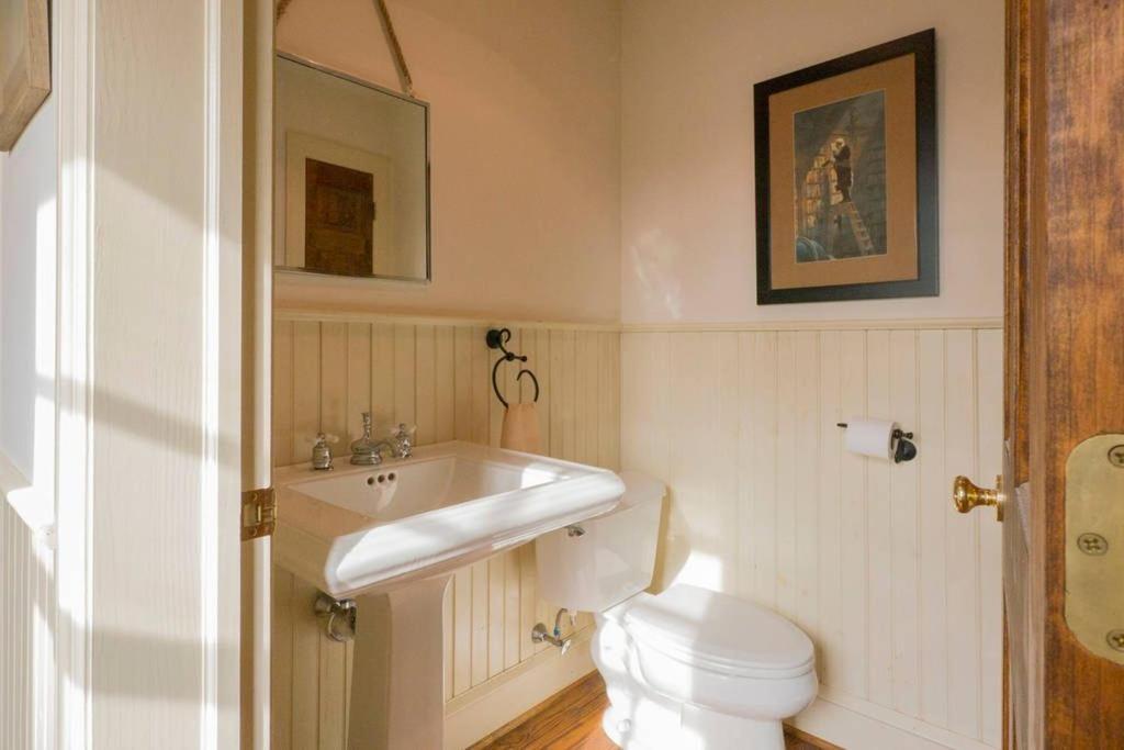 | The Buck School Inn