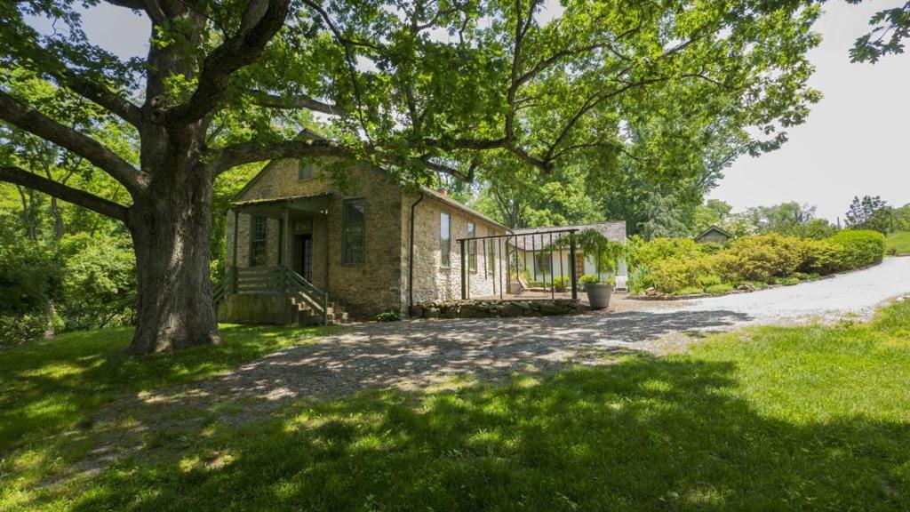 | The Buck School Inn