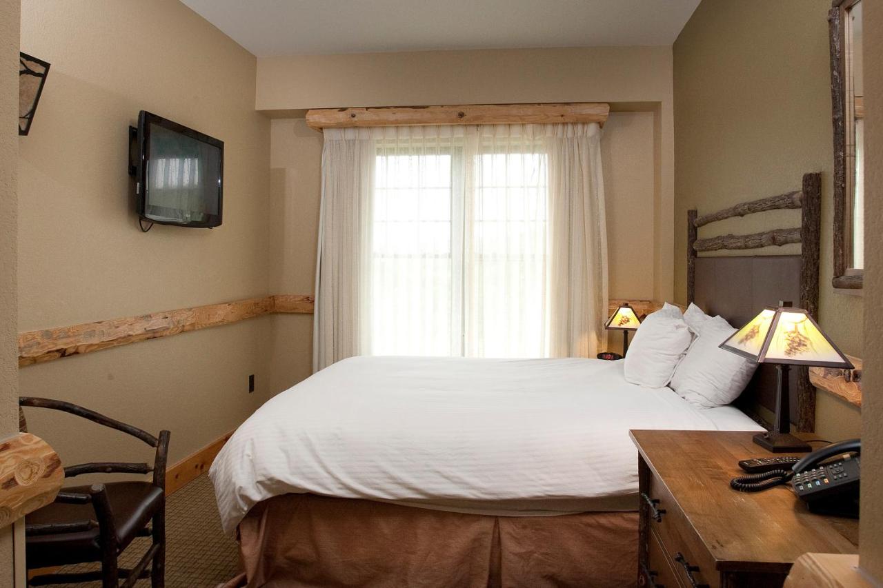Deluxe Suite with Spa Bath at Hope Lake Lodge & Indoor Waterpark
