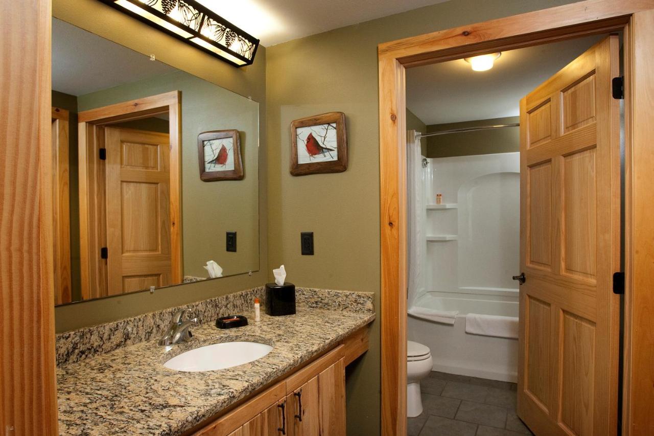 Two-Bedroom Apartment at Hope Lake Lodge & Indoor Waterpark