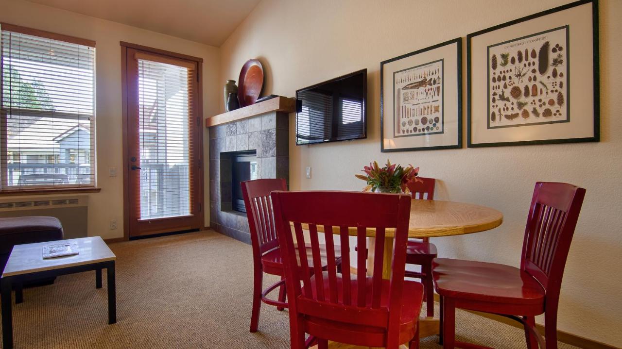 | Palisades Tahoe Lodge