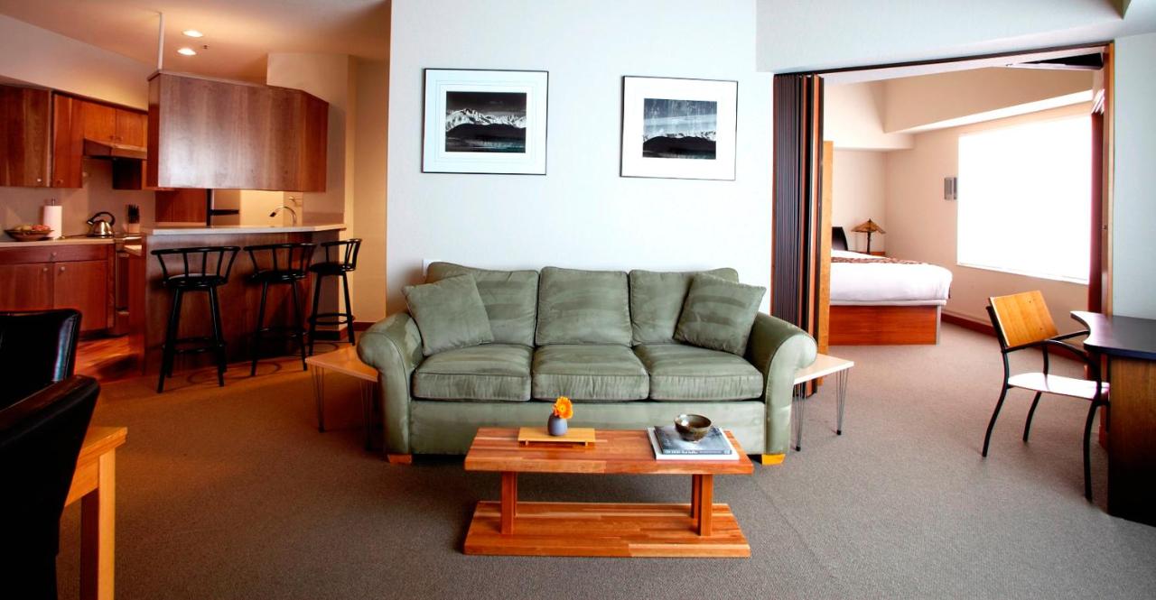 | Palisades Tahoe Lodge