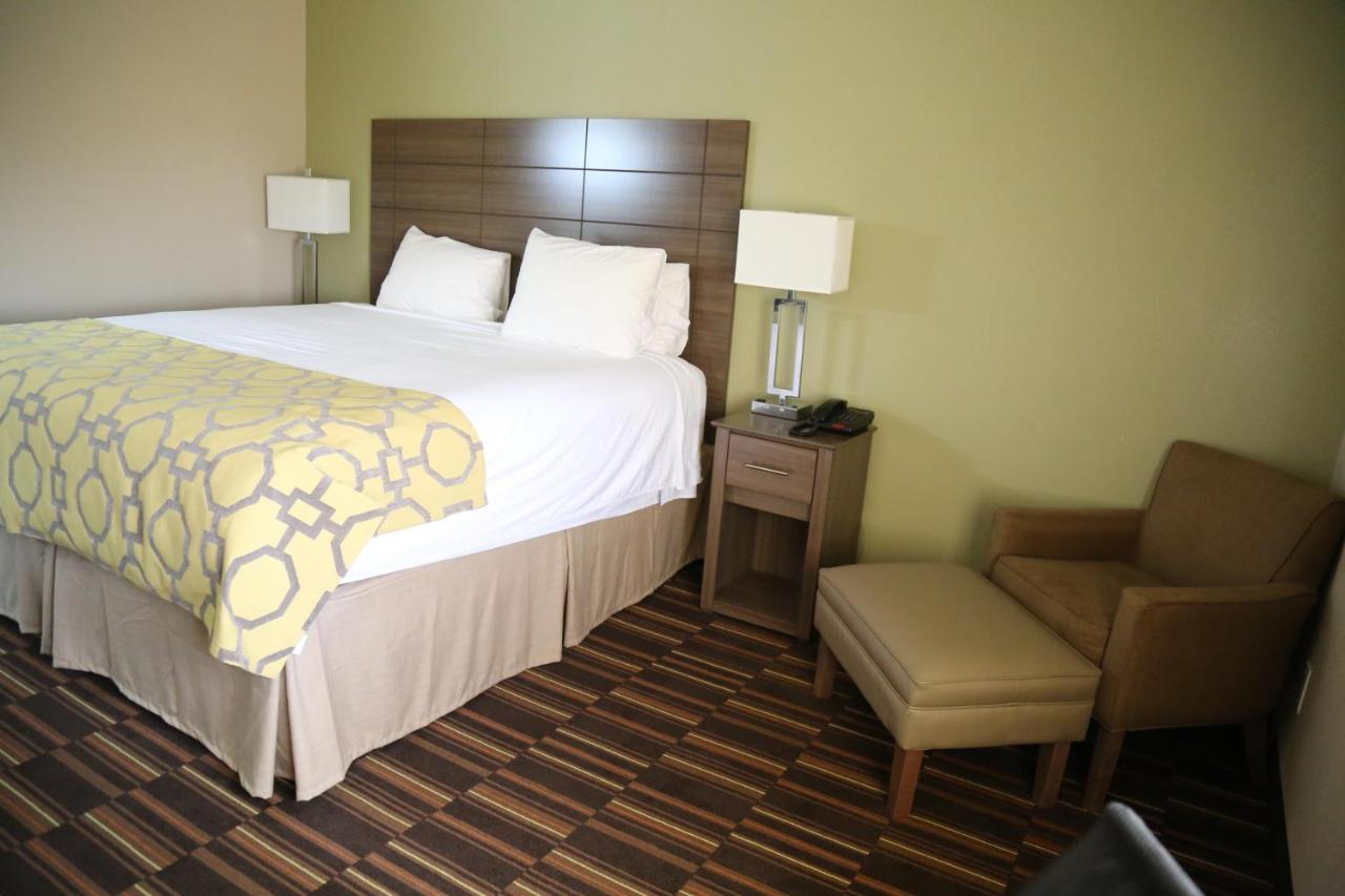 King Room with Bath Tub - Mobility Accessible/Non-Smoking at Baymont by Wyndham Plano