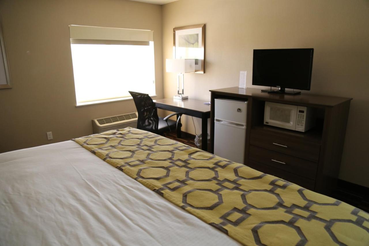 King Room with Bath Tub - Mobility Accessible/Non-Smoking at Baymont by Wyndham Plano