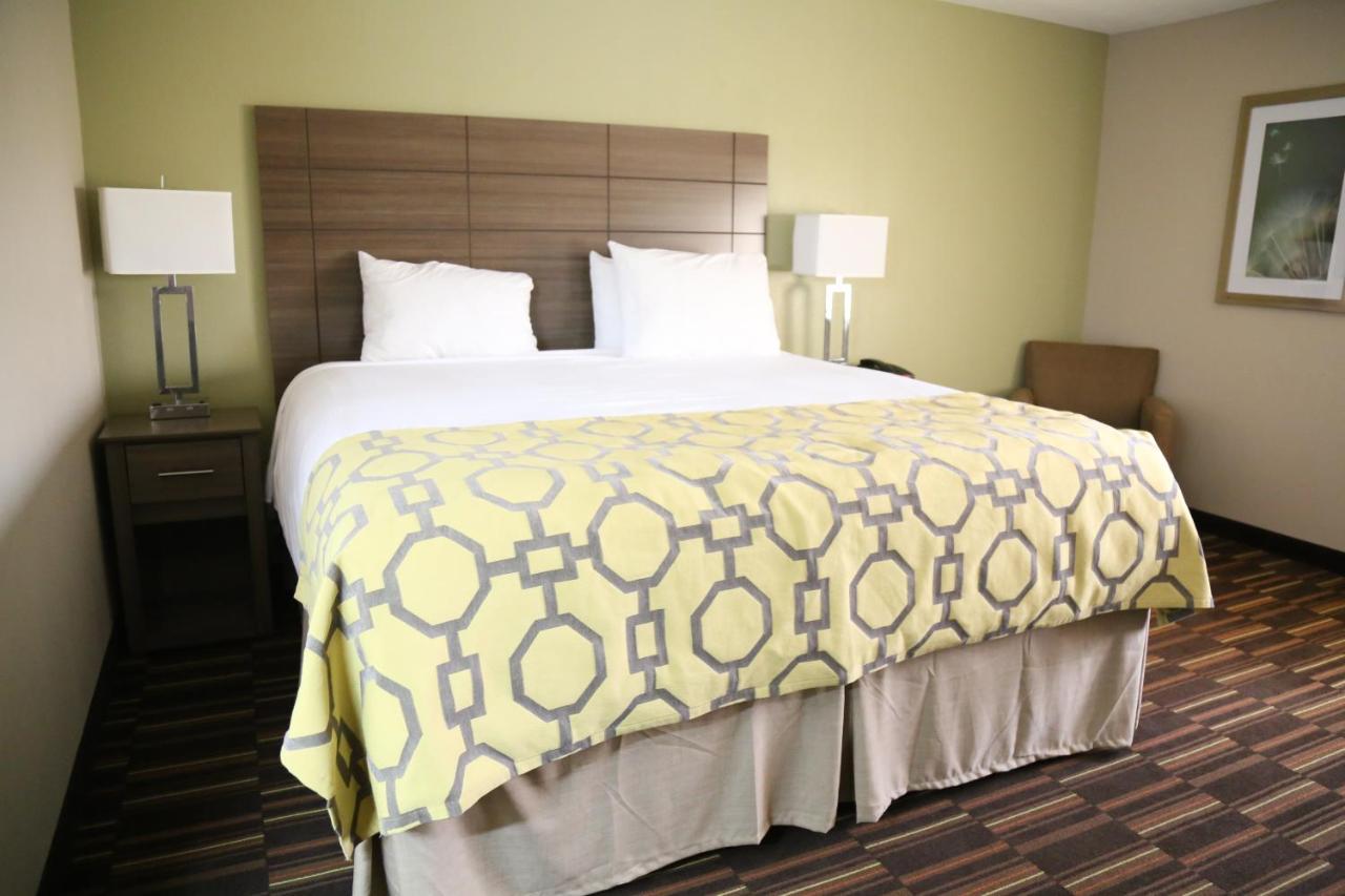 King Room with Bath Tub - Mobility Accessible/Non-Smoking at Baymont by Wyndham Plano