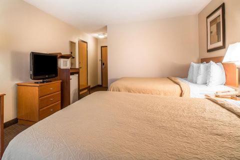 Queen Room with Two Queen Beds - Smoking at Quality Inn Morris I-80
