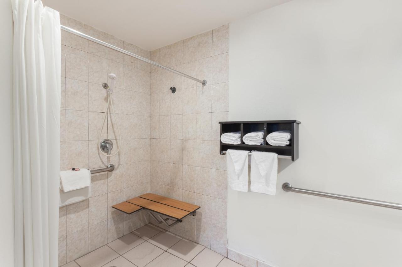 King Room with - Mobility/Hearing Impaired Access - Non-Smoking at Howard Johnson by Wyndham National City/San Diego South