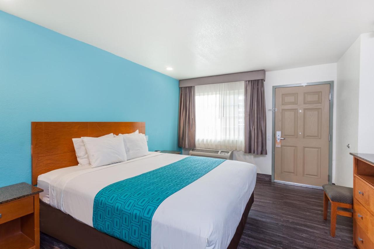 King Room with - Mobility/Hearing Impaired Access - Non-Smoking at Howard Johnson by Wyndham National City/San Diego South
