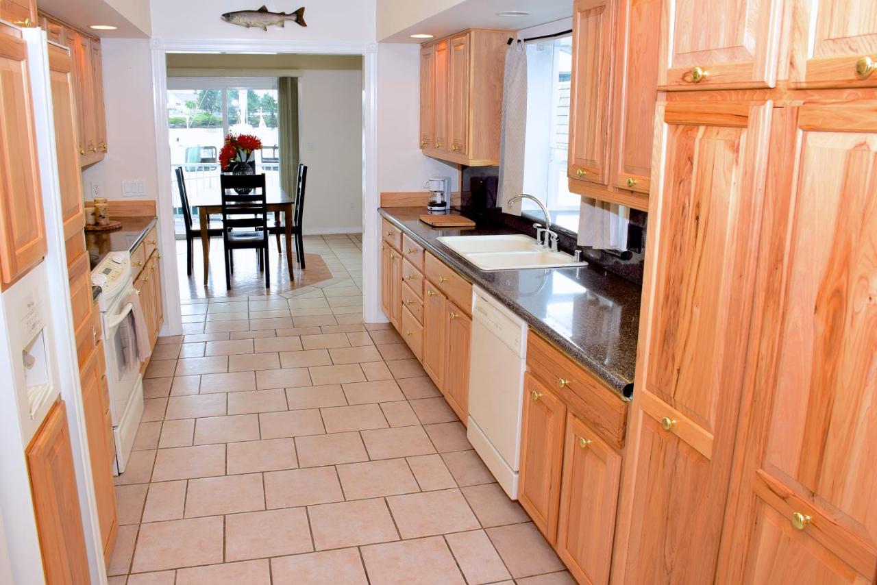 | Longliner Lodge and Suites