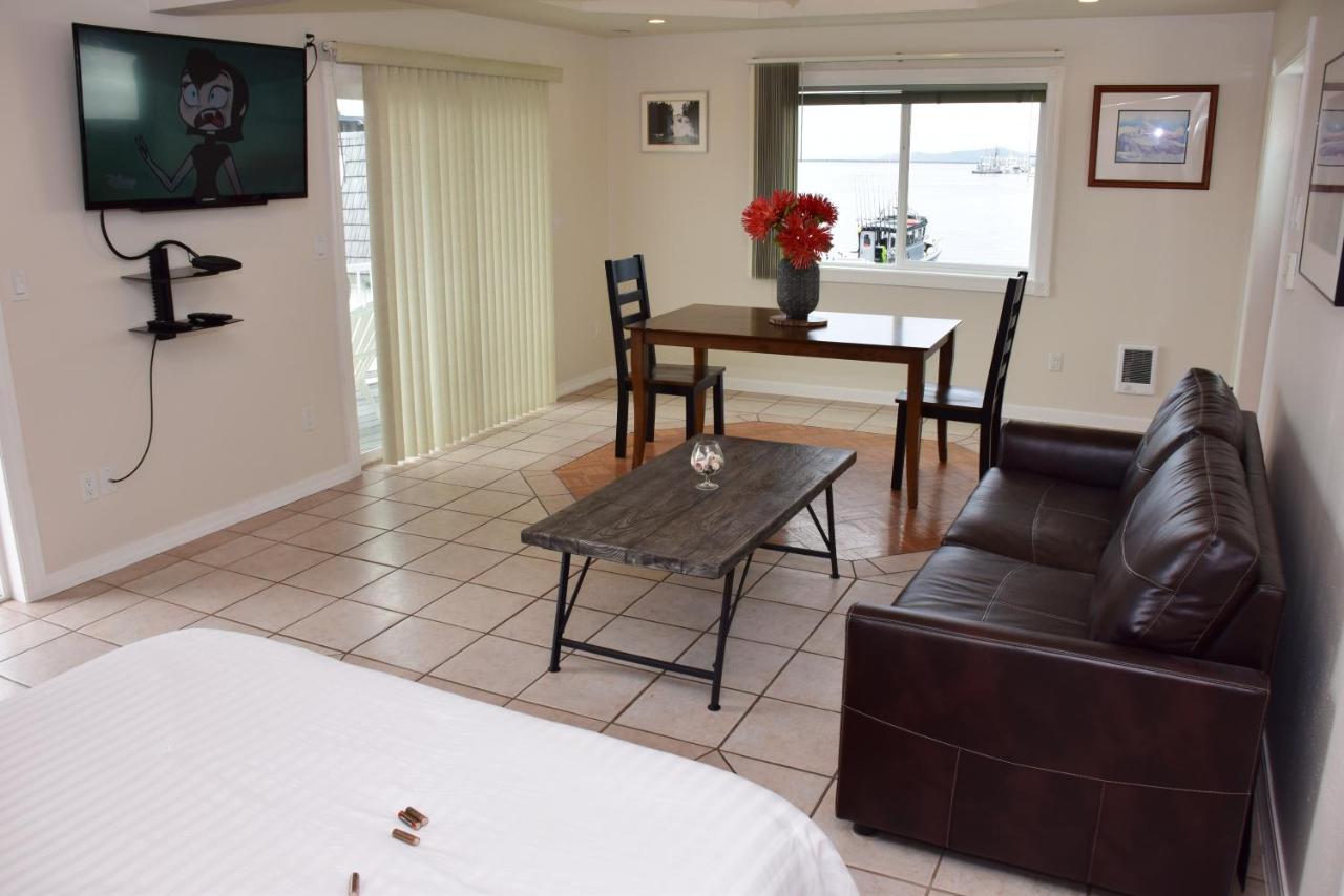 | Longliner Lodge and Suites