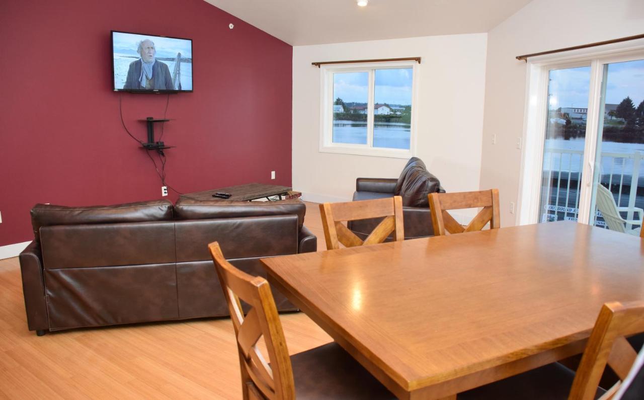 | Longliner Lodge and Suites
