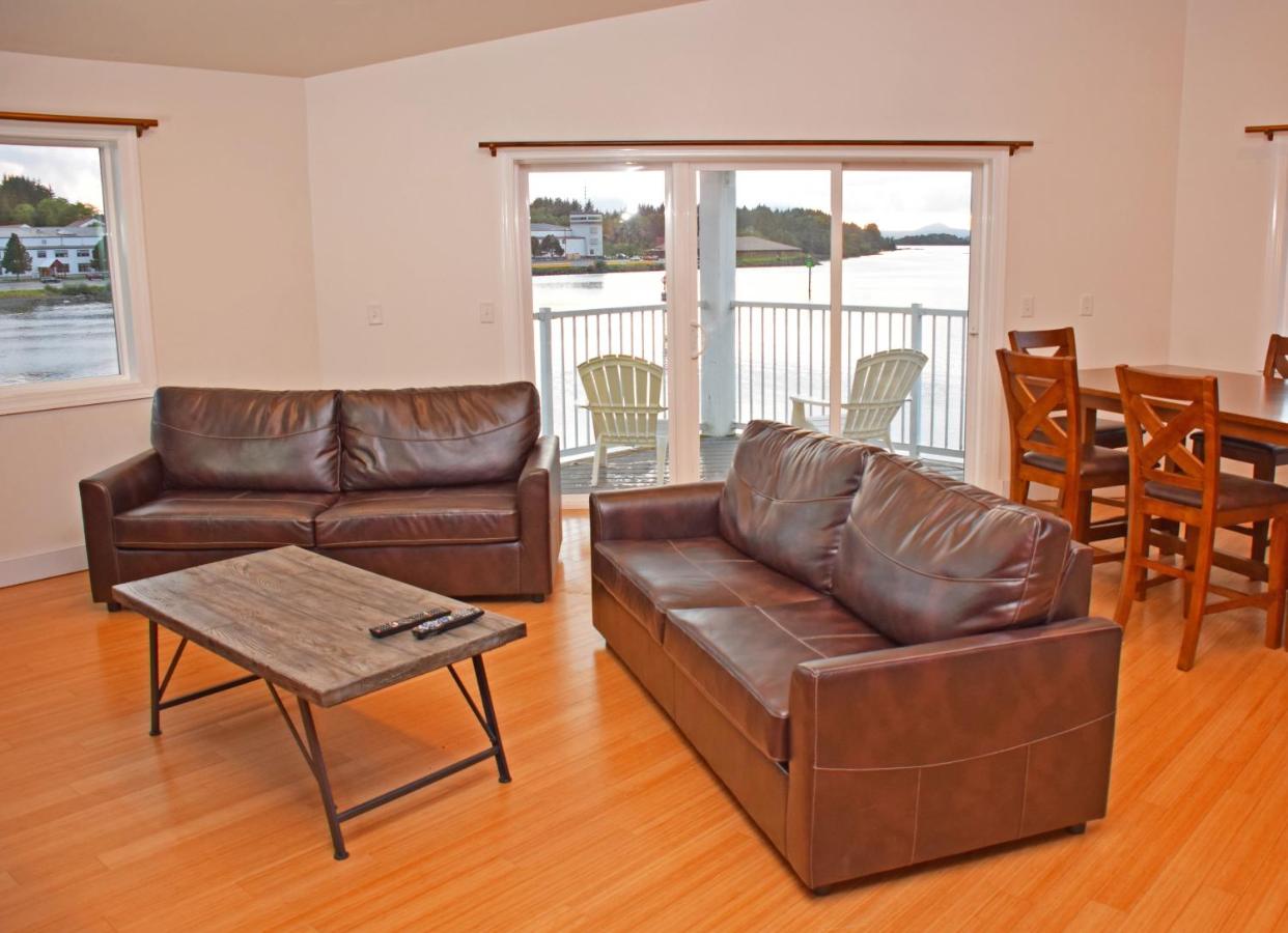 | Longliner Lodge and Suites