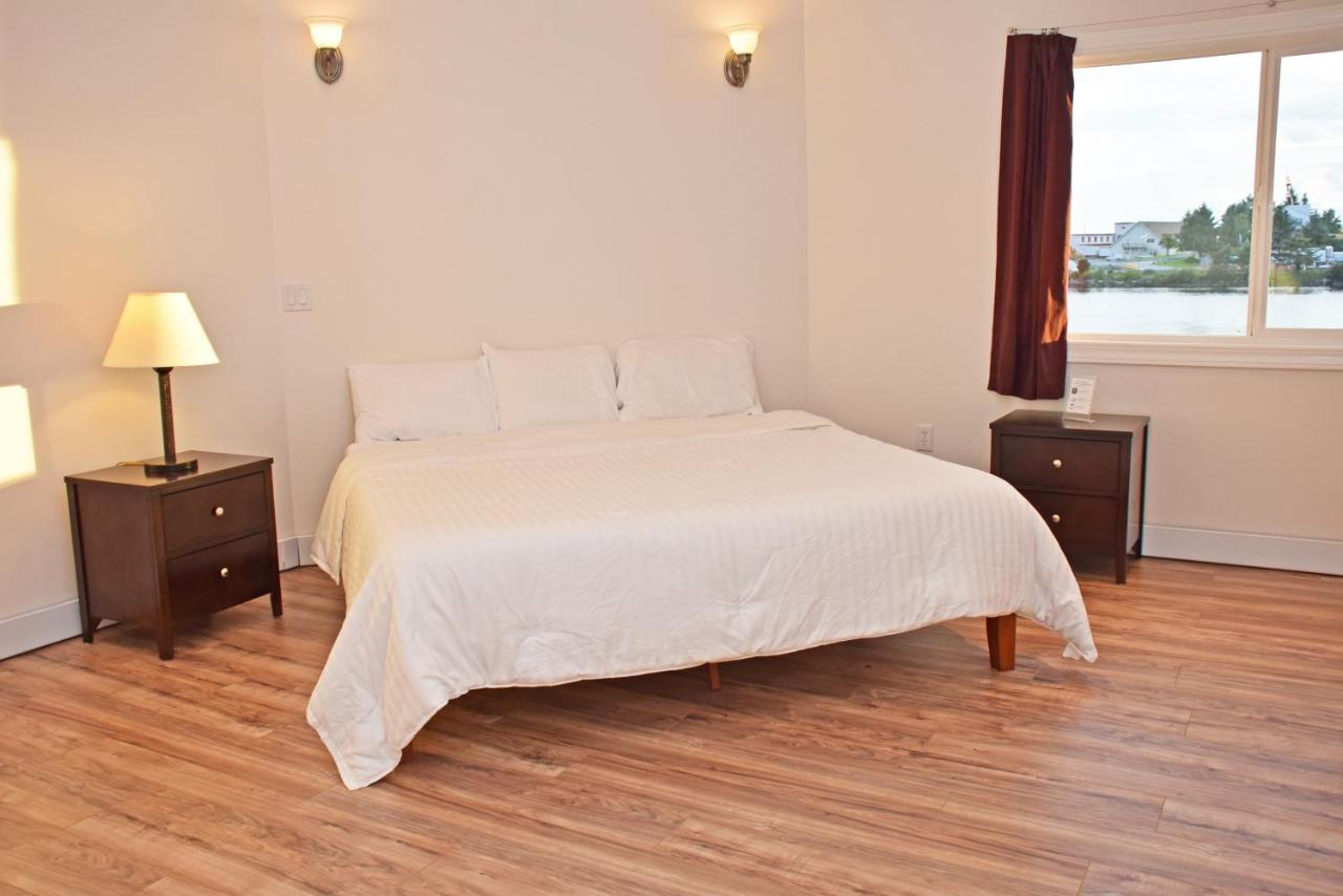 | Longliner Lodge and Suites
