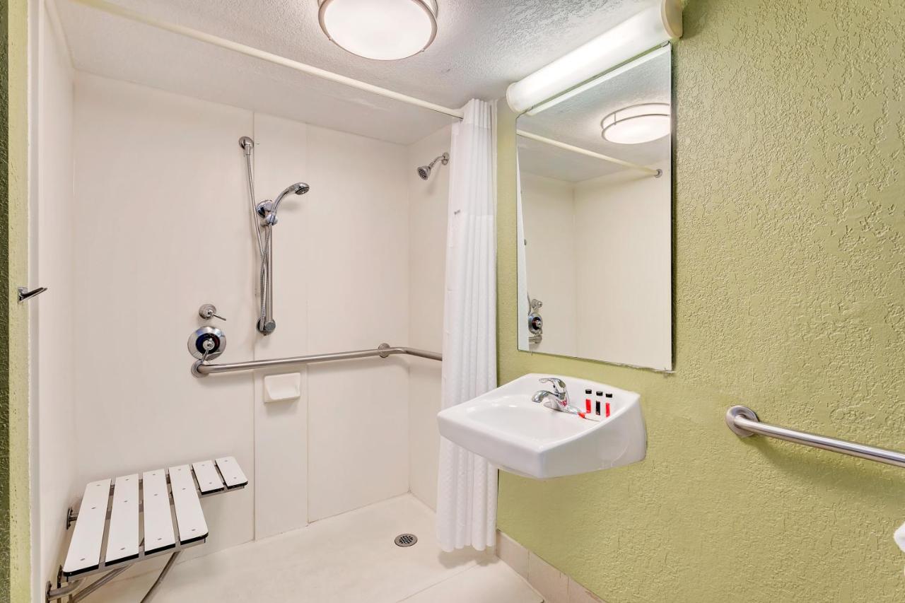 King Room with Roll-In Shower - Mobility/Hearing Accessible - Non-Smoking at Baymont by Wyndham Jacksonville Orange Park