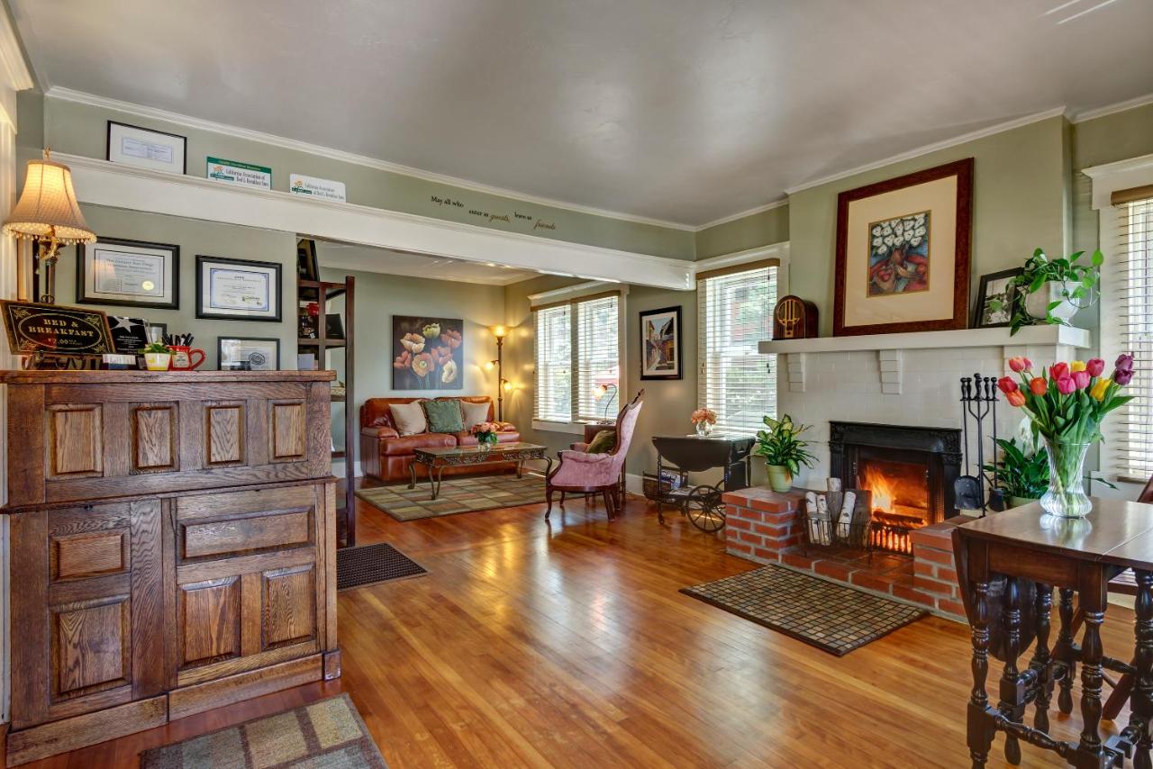 | Hillcrest House Bed & Breakfast