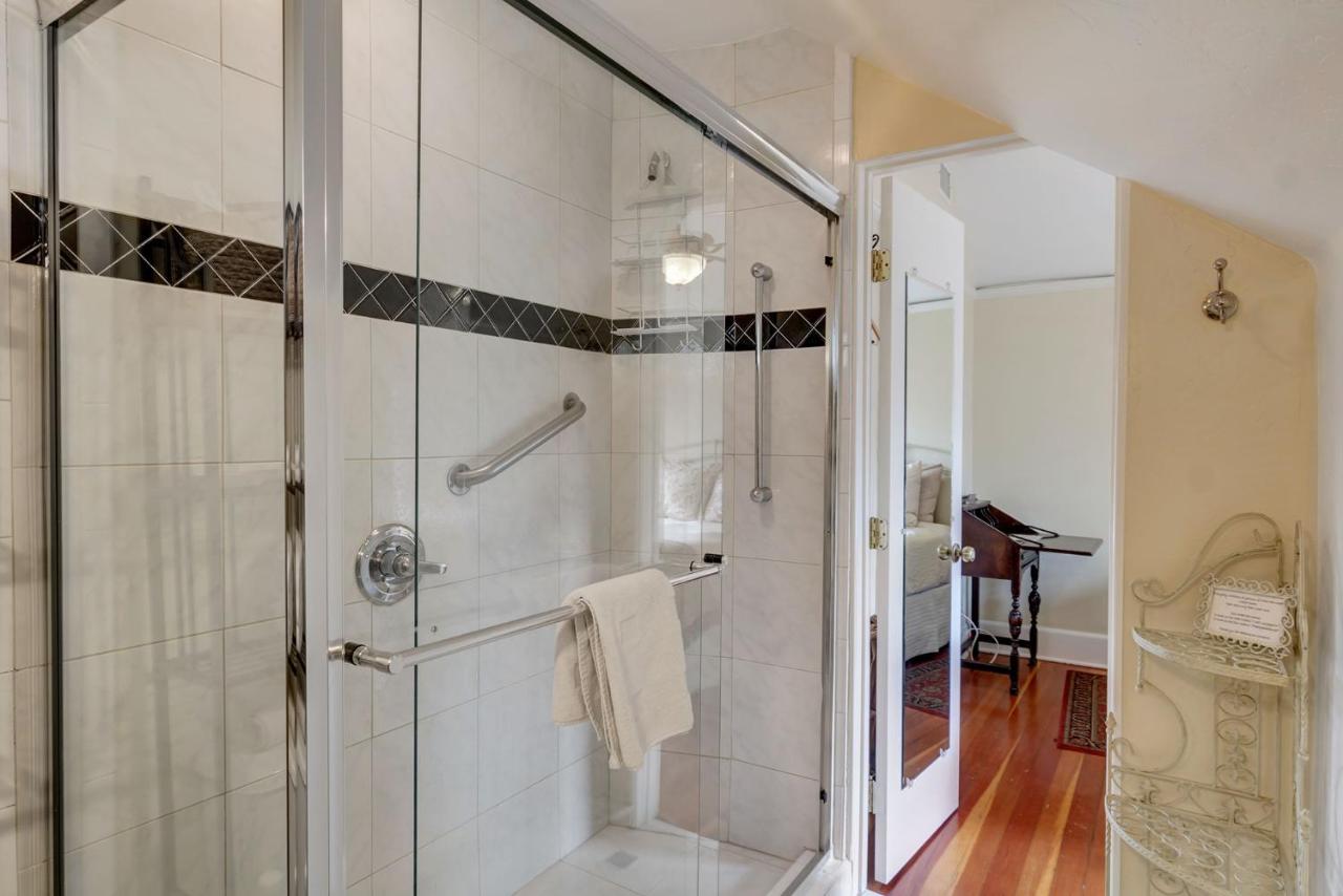| Hillcrest House Bed & Breakfast