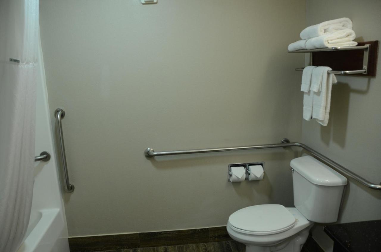 Queen Room - Mobility Access/Non-Smoking at Super 8 by Wyndham Louisville/Expo Center