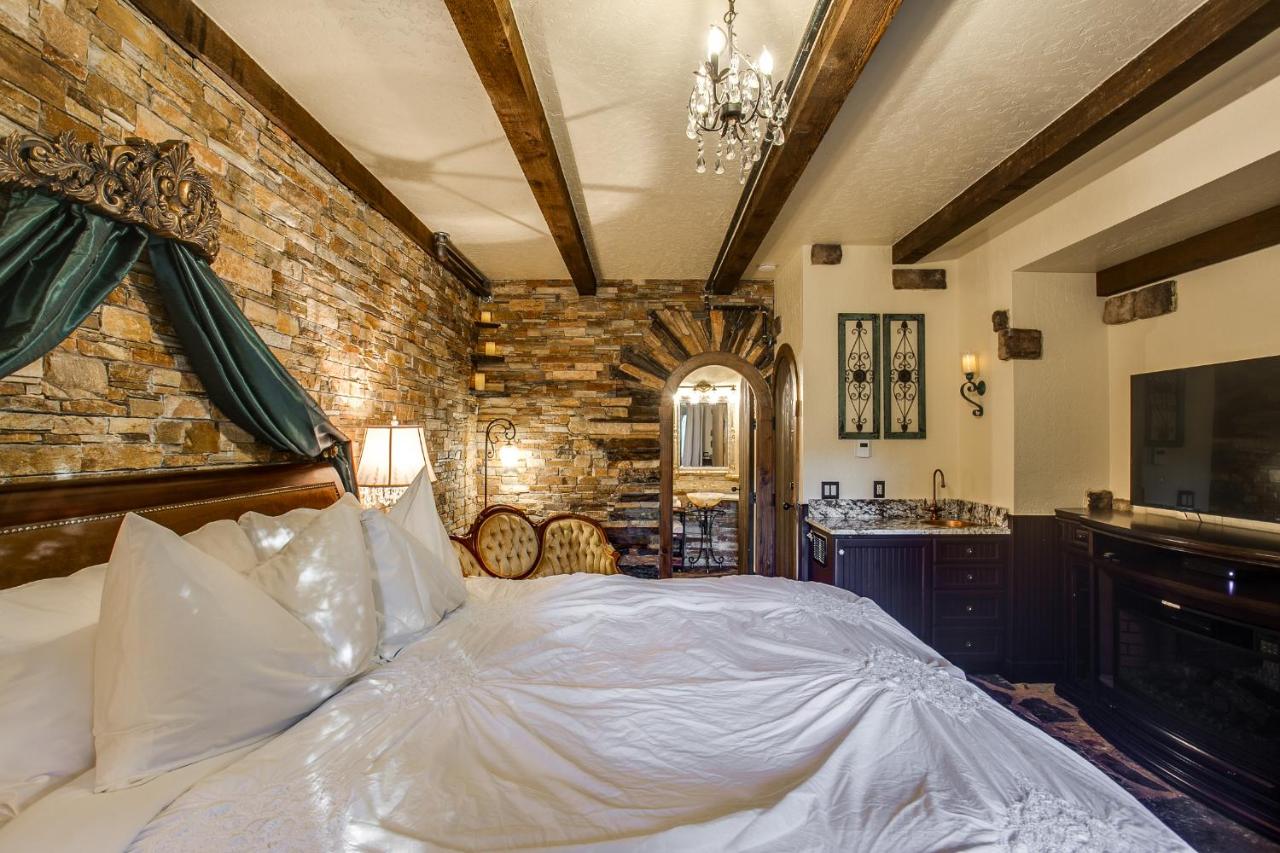 | Storybook Riverside Inn