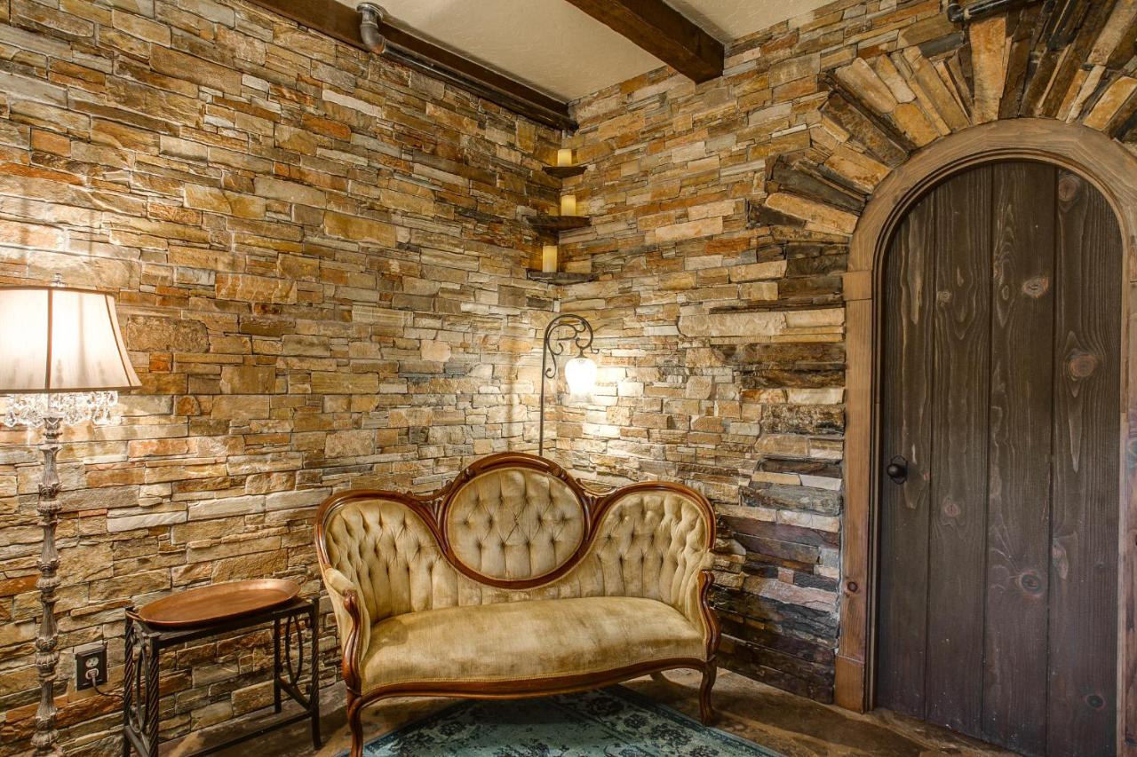 | Storybook Riverside Inn