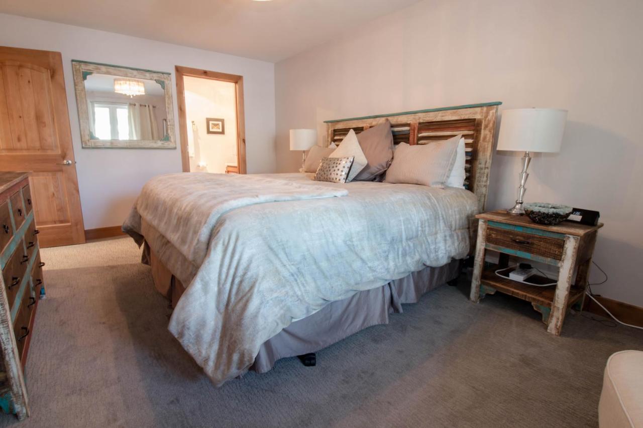 Two-Bedroom Apartment at Treasure Mountain Inn