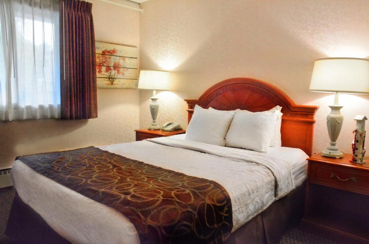 One-Bedroom Queen Suite- Non-Smoking at Centerstone Plaza Hotel Soldiers Field - Mayo Clinic Area