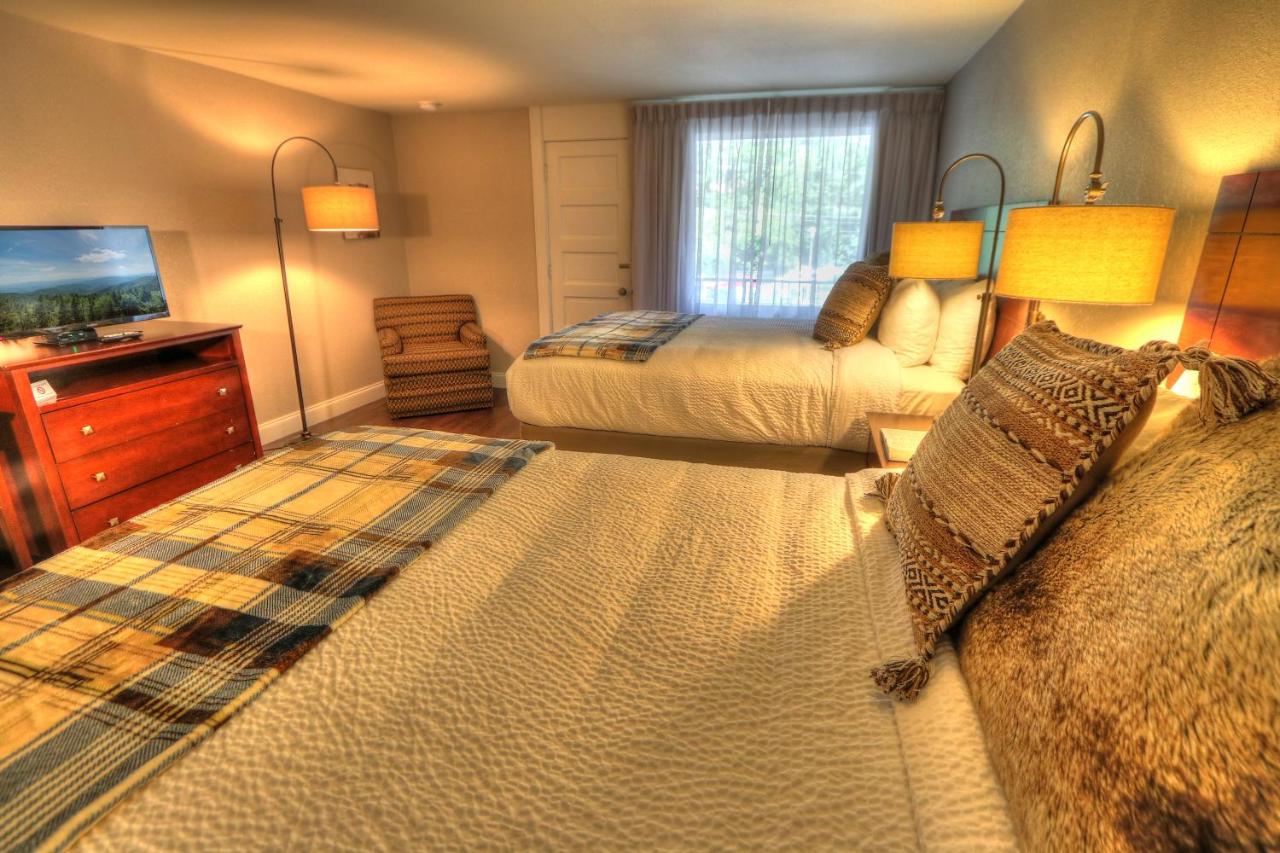 Queen Room at River Edge Inn