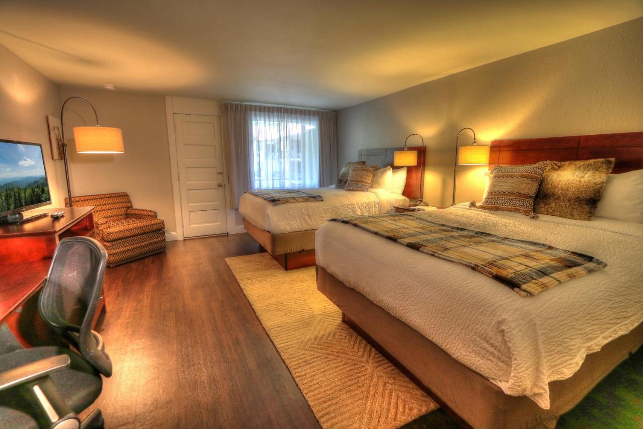 Queen Room at River Edge Inn