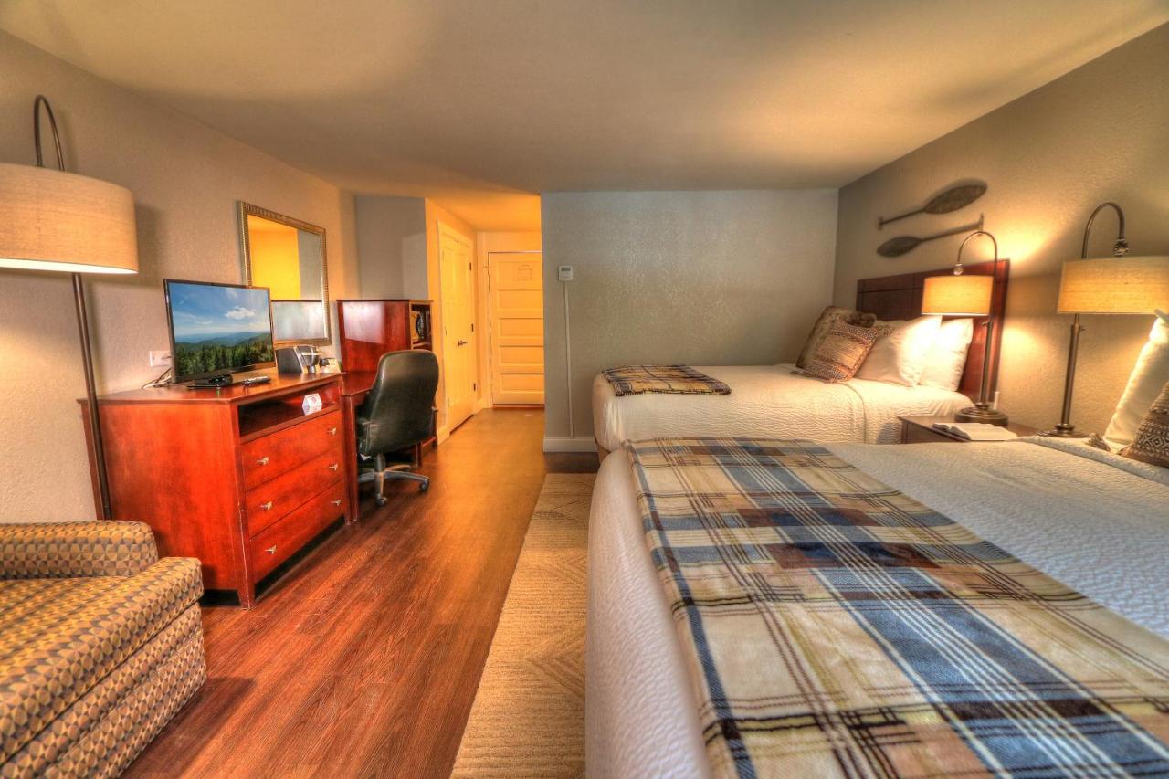 Deluxe Queen Room at River Edge Inn