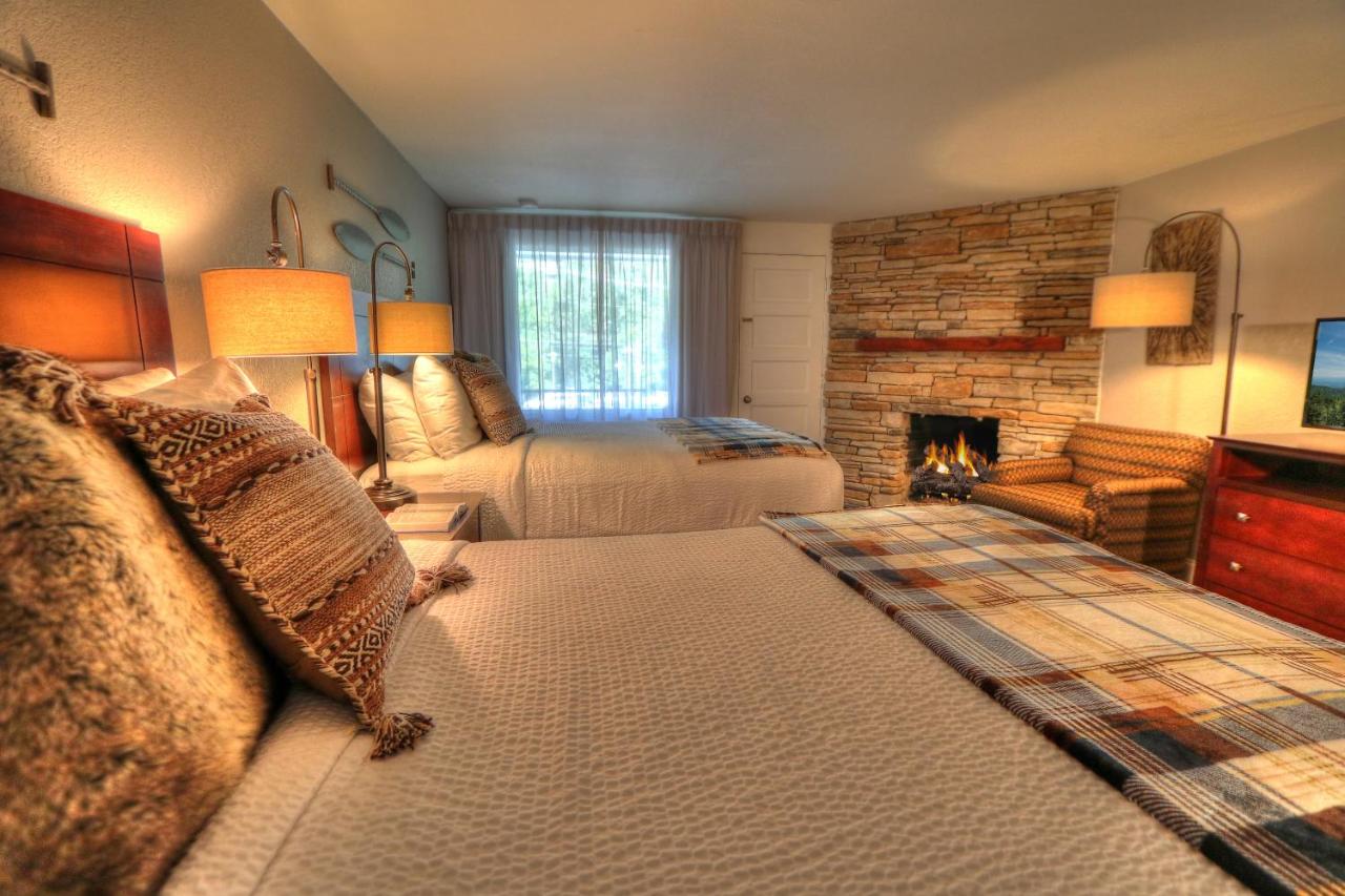 Deluxe Queen Room at River Edge Inn